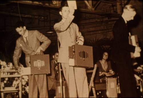 Сентябрь 1937 года. Конгресс свидетелей в г. Коломбос, штат Огайо, США. Грант Сютер, а также другие, демонстрируют братьям новый грамофон, разработанный Обществом.