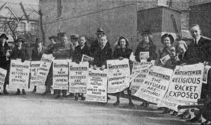 Лондон, Англия. Апрель 1940 г. Возвещатели Царства с транспарантами: "Религиозный обман разоблачен", "Беженцы приходят", "Новое правительство - Когда?